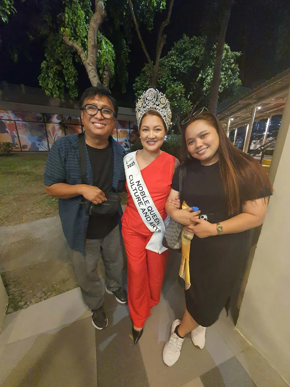 Leslie Pucay with fellow artists