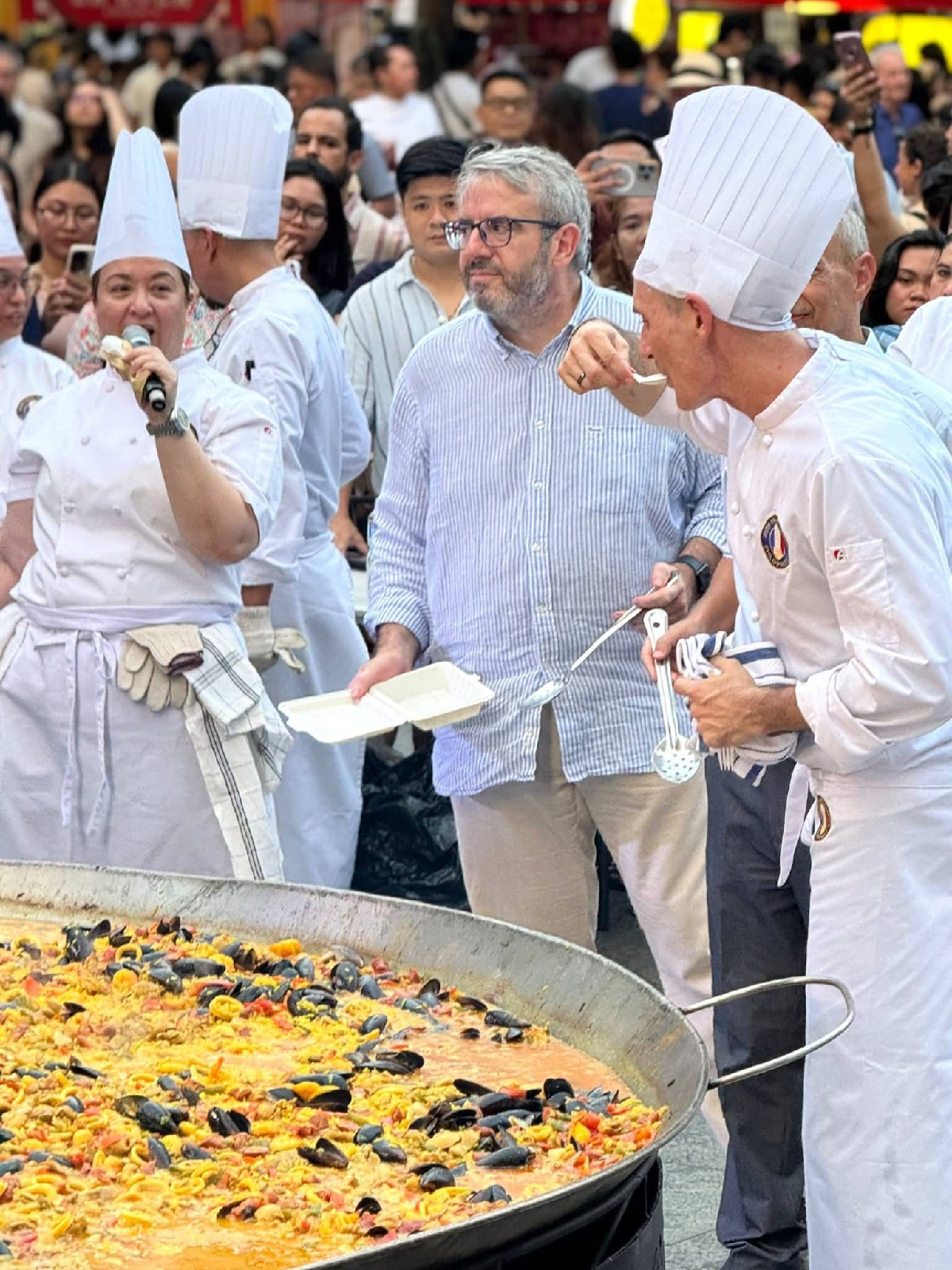 Visitors enjoying cultural performances during Dia del Libro