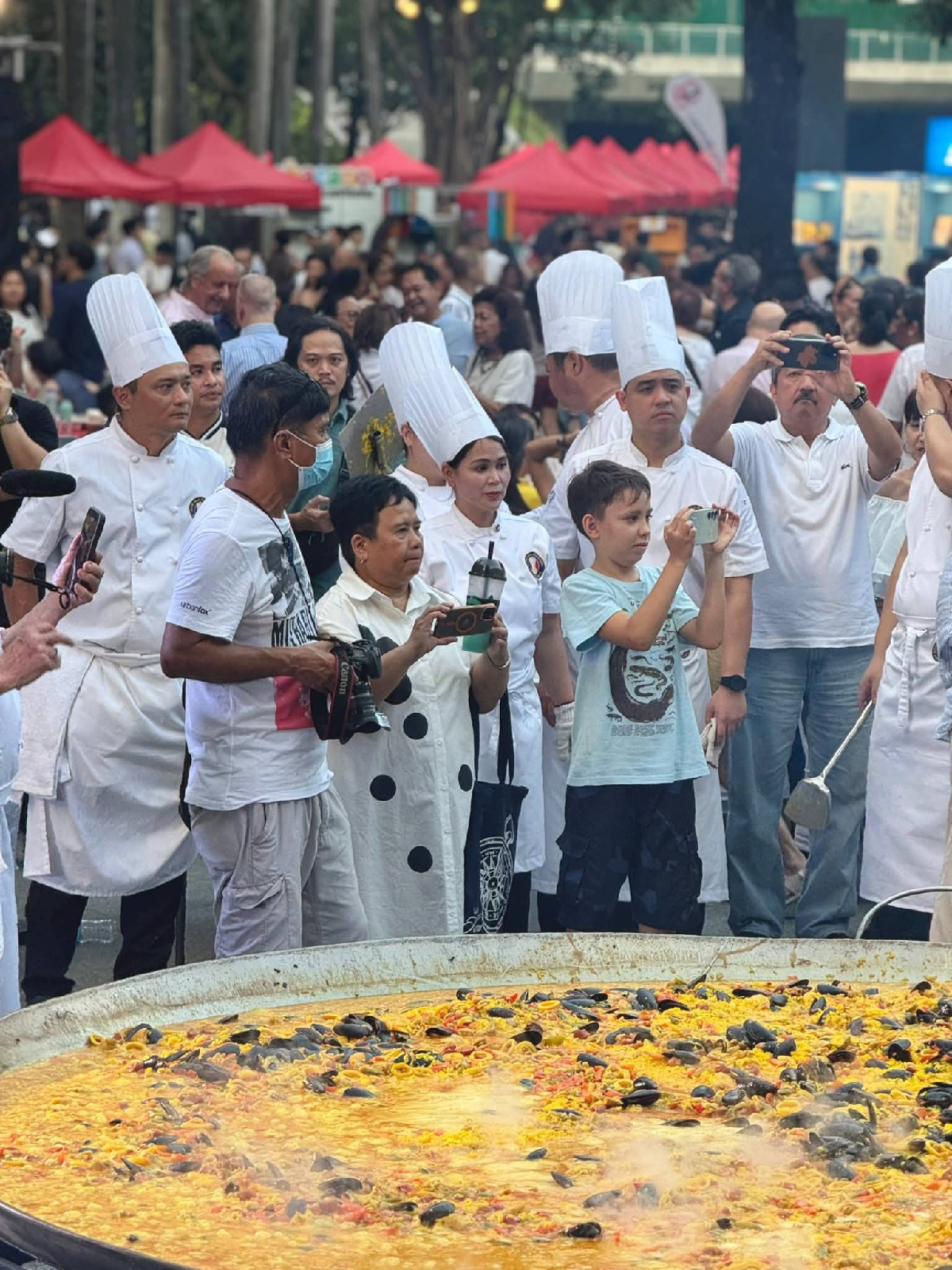 La Paella Gigante Philippines giant paella presentation